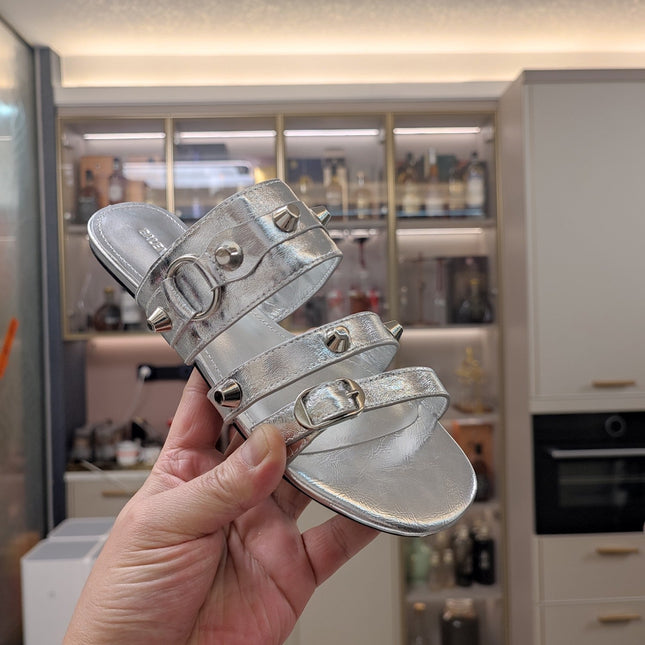 STRAPPY FLAT SANDALS IN SILVER STUDDED WAX-OIL SHEEPSKIN