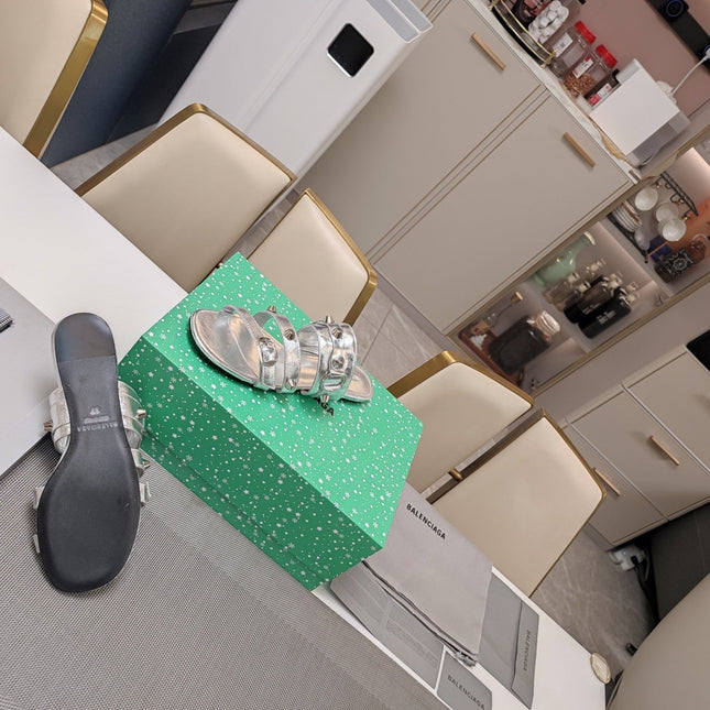 STRAPPY FLAT SANDALS IN SILVER STUDDED WAX-OIL SHEEPSKIN