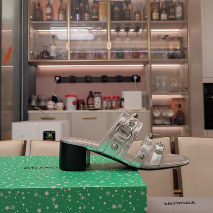 STRAPPY MEDIUM HEELED SANDALS IN SILVER STUDDED WAX-OIL SHEEPSKIN