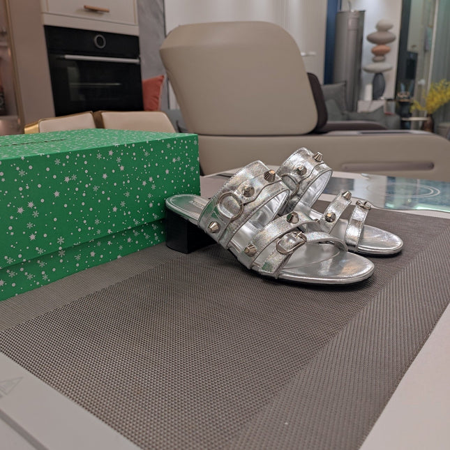 STRAPPY MEDIUM HEELED SANDALS IN SILVER STUDDED WAX-OIL SHEEPSKIN