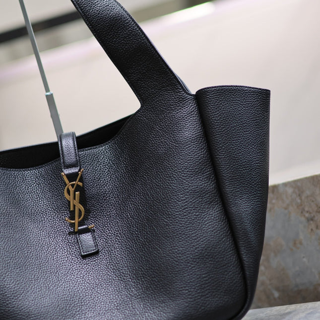 LE 5 À 7 BEA TOTE BAG 50 IN BLACK LAMBSKIN GOLD LOGO