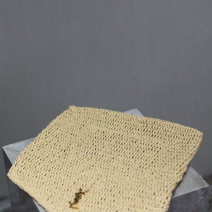ENVELOPE CLUTCH 29 IN BEIGE RAFFIA