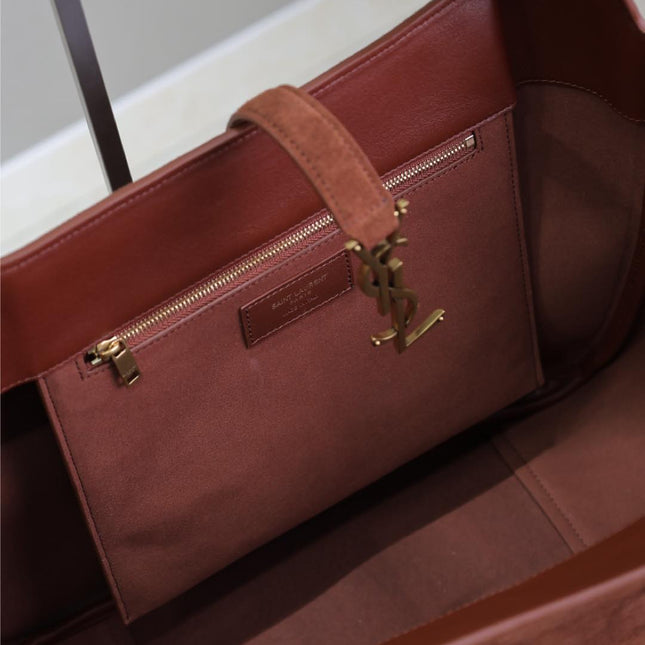 LE 5 À 7 BEA TOTE BAG 50 IN RED BROWN SUEDE GOLD LOGO