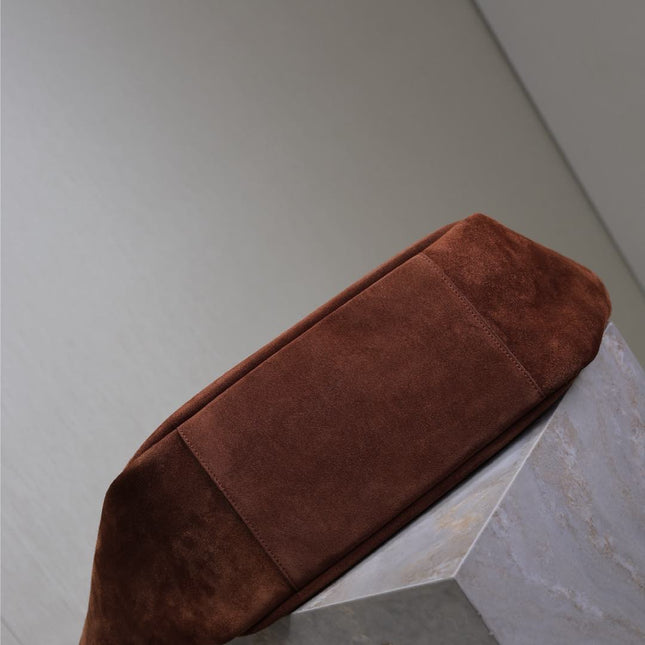 LE 5 À 7 BEA TOTE BAG 50 IN RED BROWN SUEDE GOLD LOGO