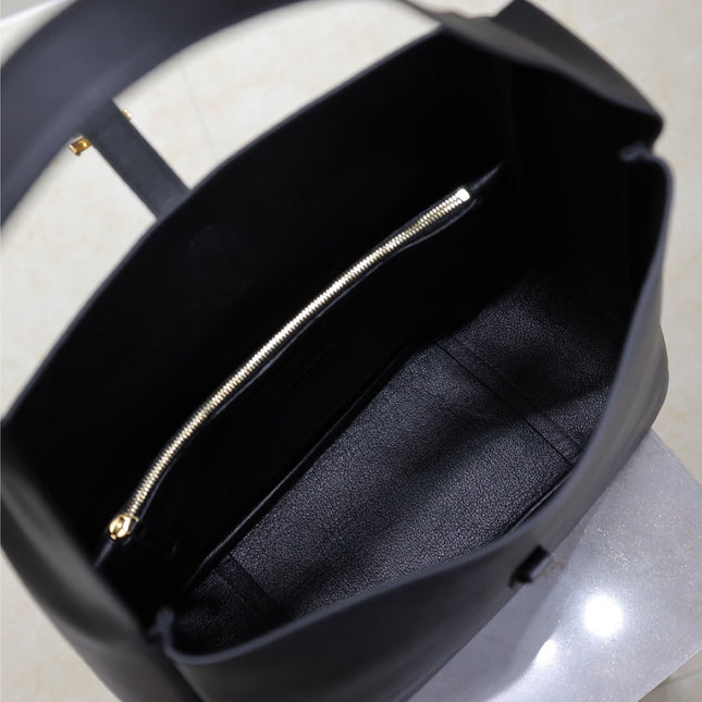 LE 5 À 7 HANDBAG 31 IN BLACK CALFSKIN GOLD HARDWARE