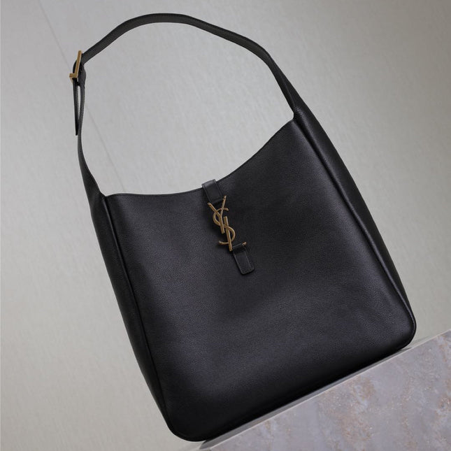 LE 5 À 7 HANDBAG 31 IN BLACK CALFSKIN GOLD HARDWARE