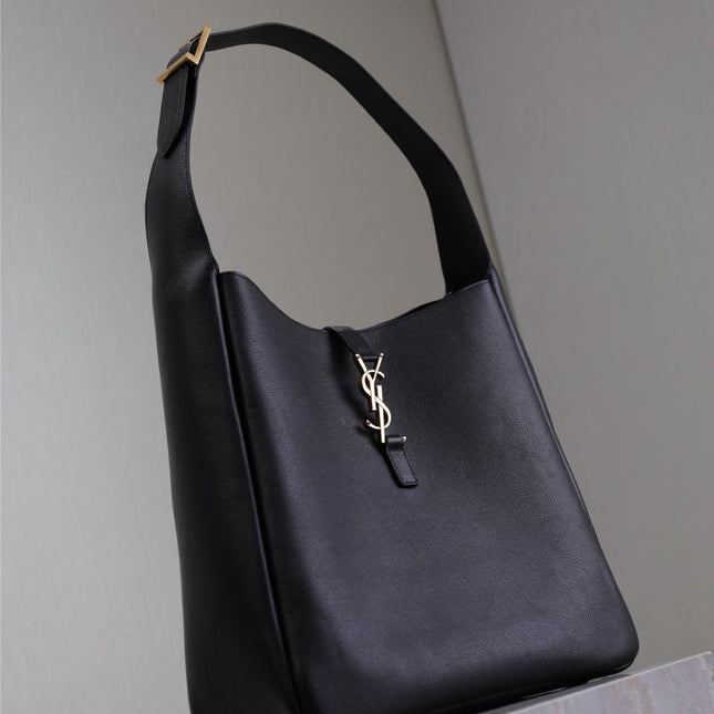 LE 5 À 7 HANDBAG 31 IN BLACK CALFSKIN GOLD HARDWARE