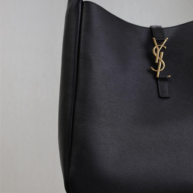 LE 5 À 7 HANDBAG 31 IN BLACK CALFSKIN GOLD HARDWARE