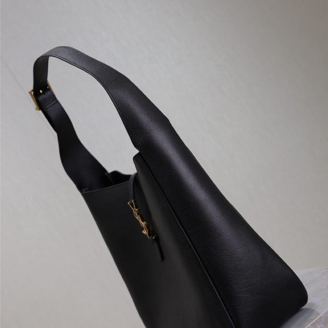 LE 5 À 7 HANDBAG 31 IN BLACK CALFSKIN GOLD HARDWARE