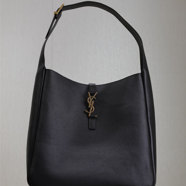 LE 5 À 7 HANDBAG 31 IN BLACK CALFSKIN GOLD HARDWARE