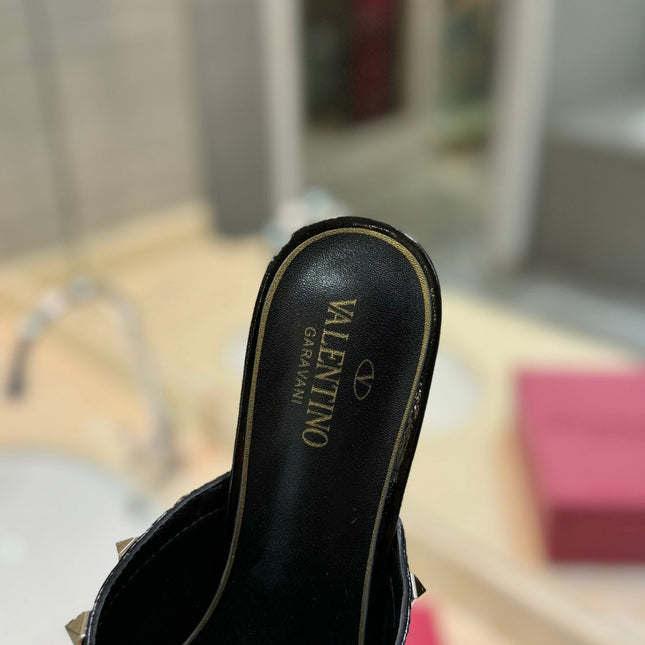 ROCKSTUD MULE SANDALS WITH TRANSPARENT HEEL IN BLACK CALFSKIN