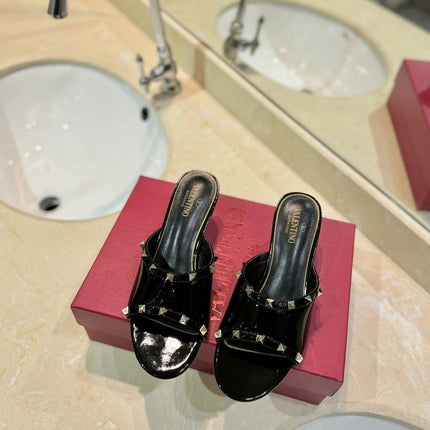 ROCKSTUD MULE SANDALS WITH TRANSPARENT HEEL IN BLACK CALFSKIN