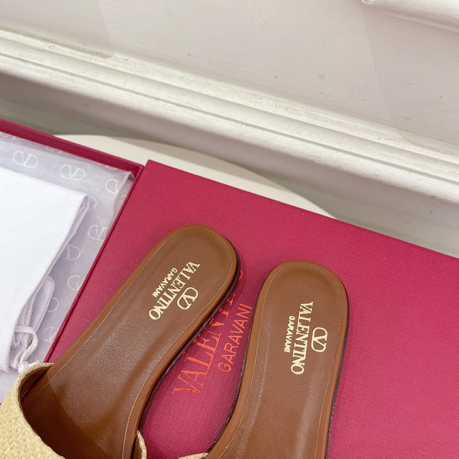 GARAVANI V LOGO SIGNATURE SLIDE IN BEIGE RAFFIA AND BROWN CALFSKIN