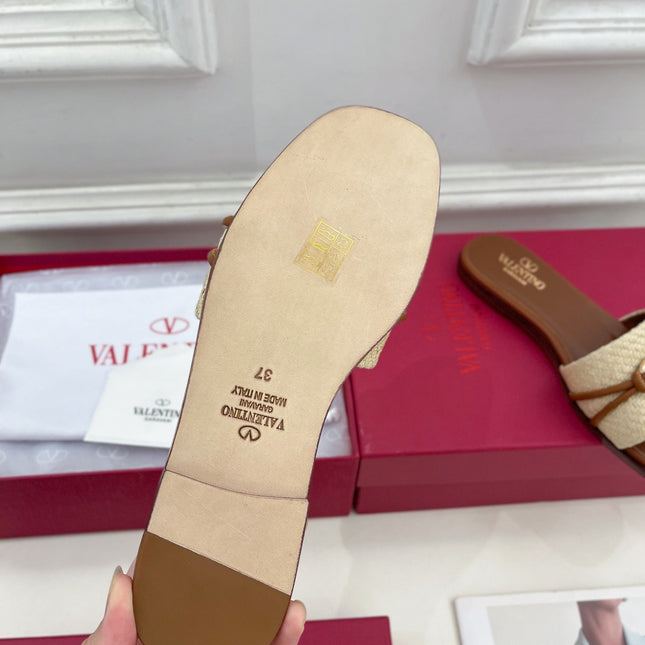 GARAVANI V LOGO SIGNATURE SLIDE IN BEIGE RAFFIA AND BROWN CALFSKIN