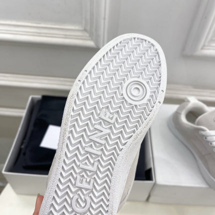 HUNTINGTON LOW LACE-UP SNEAKER IN PALE GRAY SUEDE AND MESH