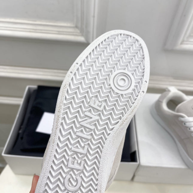 HUNTINGTON LOW LACE-UP SNEAKER IN PALE GRAY SUEDE AND MESH