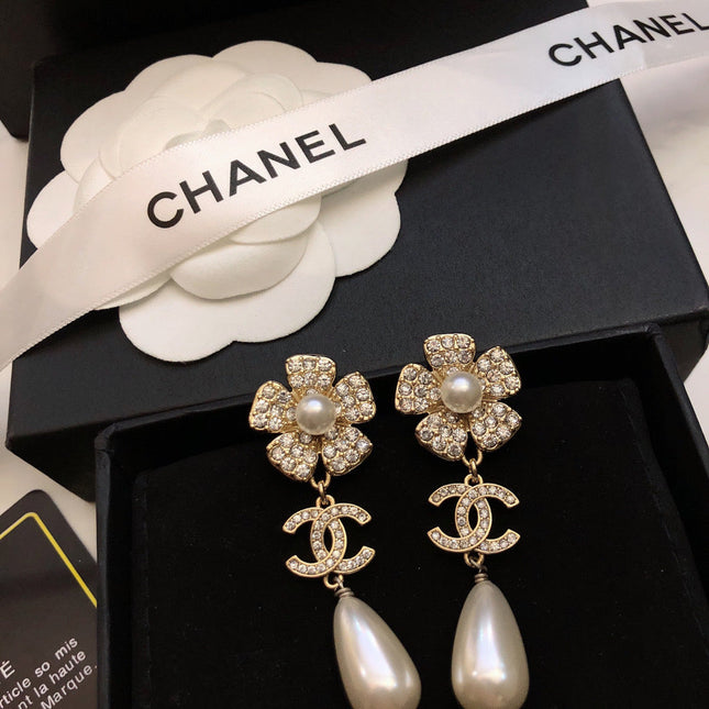SUNFLOWER DOUBLE C EARRINGS IN GOLD METAL OVAL WHITE PEARLS AND CRYSTAL LOGO