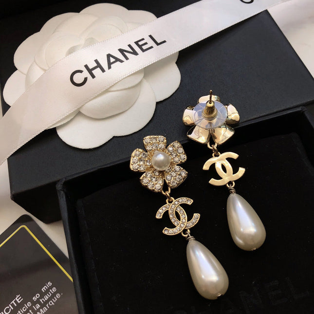 SUNFLOWER DOUBLE C EARRINGS IN GOLD METAL OVAL WHITE PEARLS AND CRYSTAL LOGO