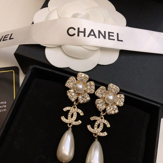 SUNFLOWER DOUBLE C EARRINGS IN GOLD METAL OVAL WHITE PEARLS AND CRYSTAL LOGO
