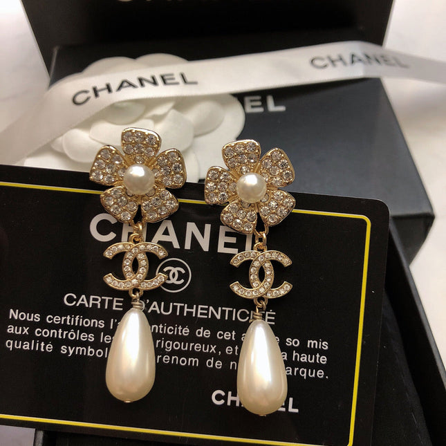 SUNFLOWER DOUBLE C EARRINGS IN GOLD METAL OVAL WHITE PEARLS AND CRYSTAL LOGO