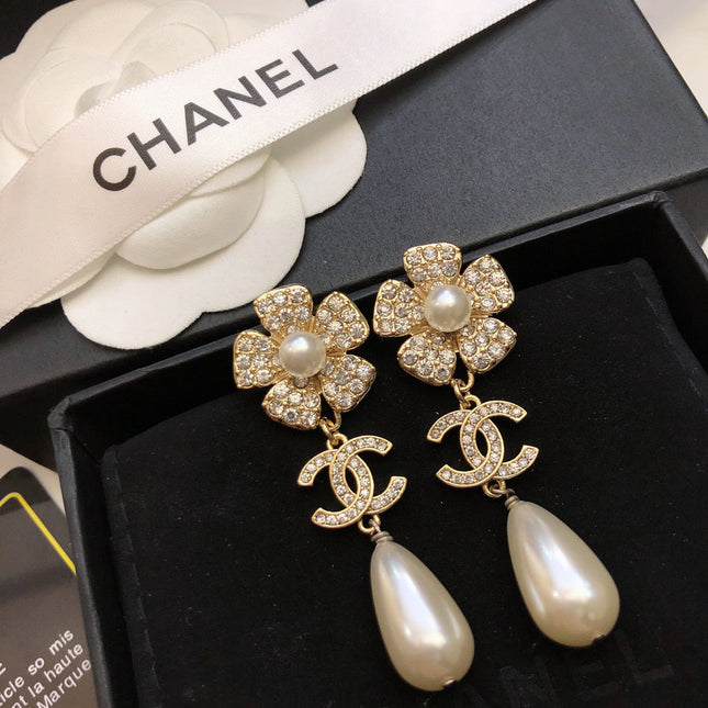 SUNFLOWER DOUBLE C EARRINGS IN GOLD METAL OVAL WHITE PEARLS AND CRYSTAL LOGO