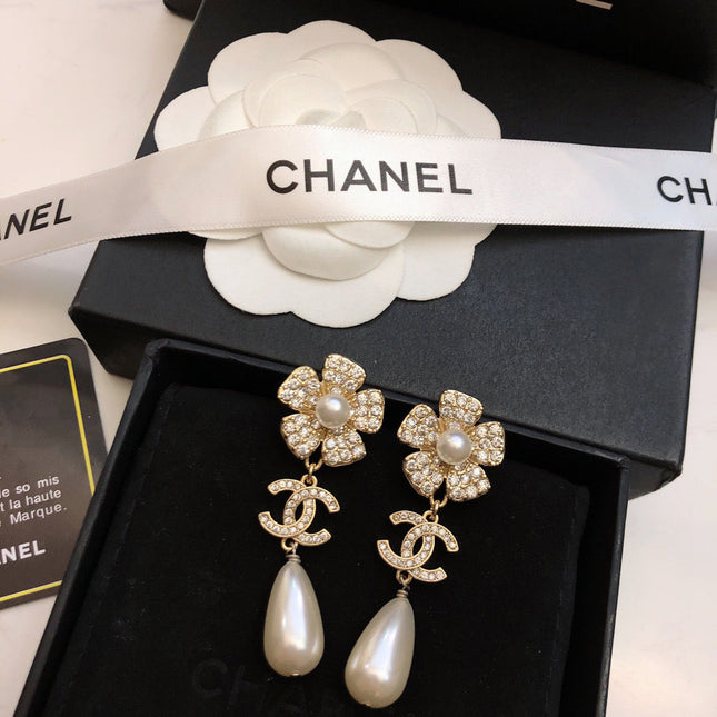 SUNFLOWER DOUBLE C EARRINGS IN GOLD METAL OVAL WHITE PEARLS AND CRYSTAL LOGO