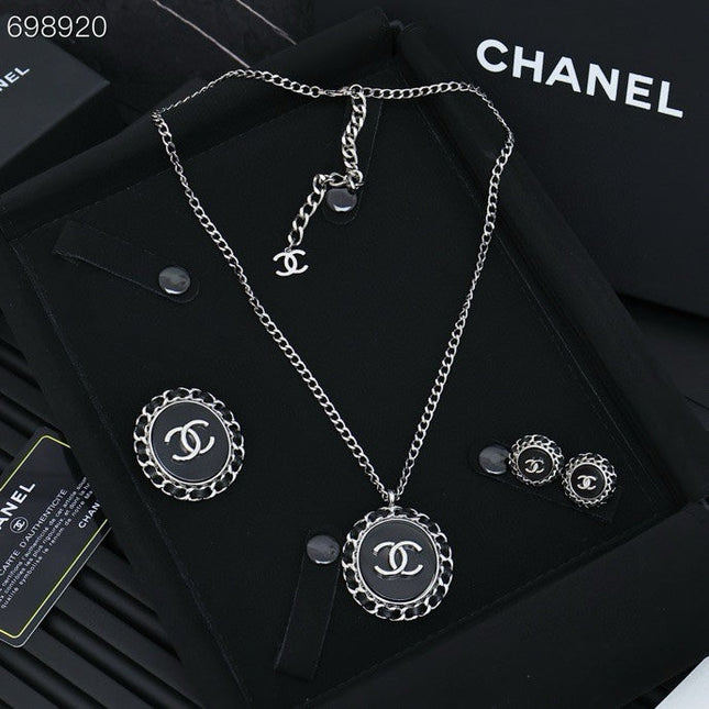 25P OVAL NECKLACE IN BLUE DENIM BLACK LEATHER-THREADED CHAIN