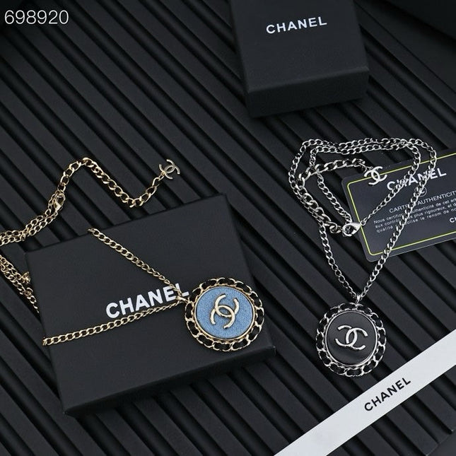 25P OVAL NECKLACE IN BLUE DENIM BLACK LEATHER-THREADED CHAIN