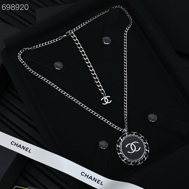 25P OVAL NECKLACE IN BLUE DENIM BLACK LEATHER-THREADED CHAIN