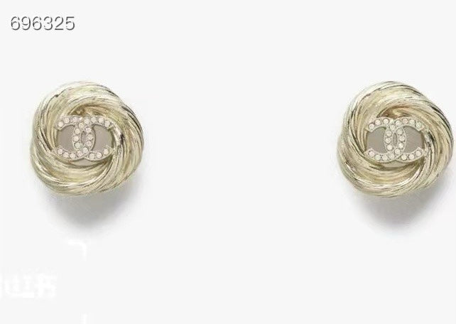 25S TWISTED RIBBED DOUBLE C STUD EARRINGS IN GOLD METAL