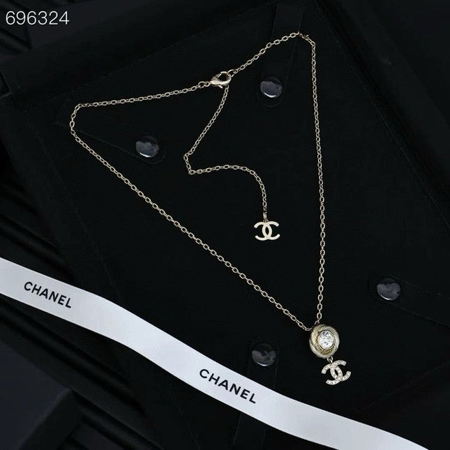 PENDANT NECKLACE IN GOLD TWISTED RIBBED DOUBLE C