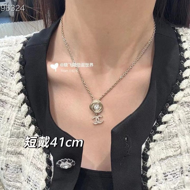 PENDANT NECKLACE IN GOLD TWISTED RIBBED DOUBLE C