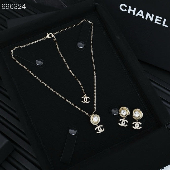 PENDANT NECKLACE IN GOLD TWISTED RIBBED DOUBLE C