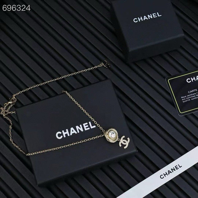 PENDANT NECKLACE IN GOLD TWISTED RIBBED DOUBLE C