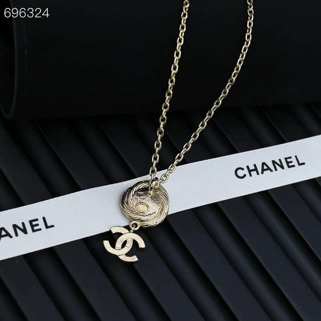 PENDANT NECKLACE IN GOLD TWISTED RIBBED DOUBLE C