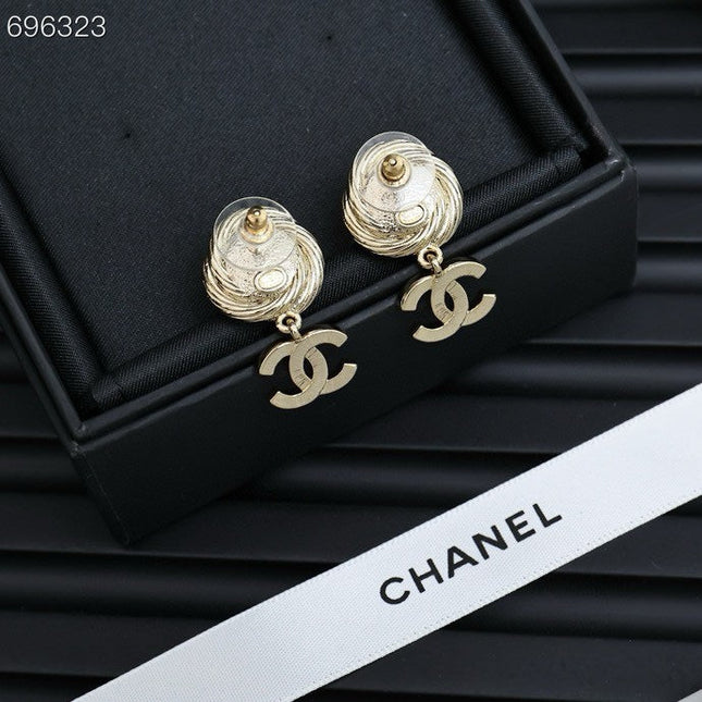 PENDANT EARRINGS IN GOLD METAL WHITE CRYSTAL TWISTED RIBBED DOUBLE C