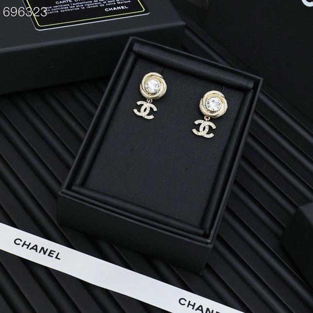 PENDANT EARRINGS IN GOLD METAL WHITE CRYSTAL TWISTED RIBBED DOUBLE C