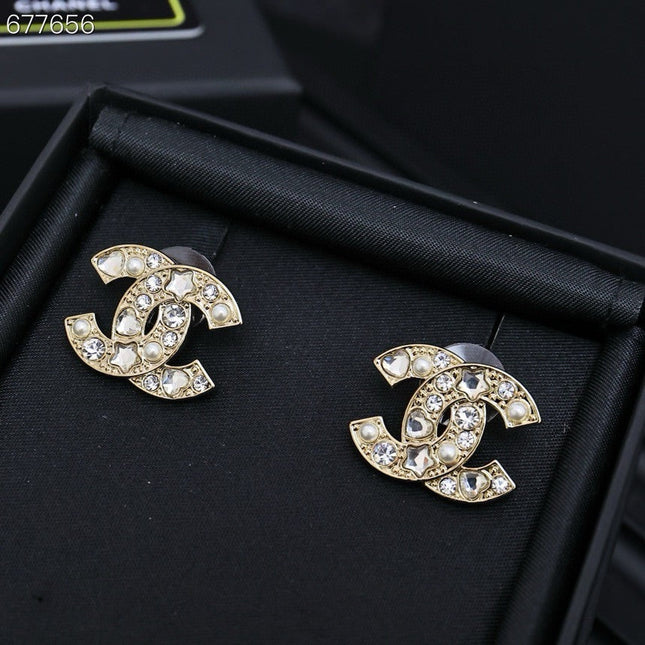 STUD EARRINGS IN GOLD METAL PEARLY WHITE AND CRYSTAL