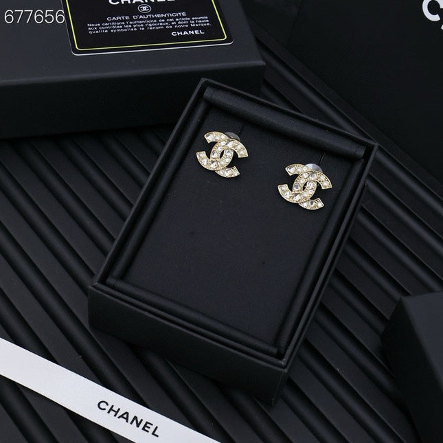 STUD EARRINGS IN GOLD METAL PEARLY WHITE AND CRYSTAL