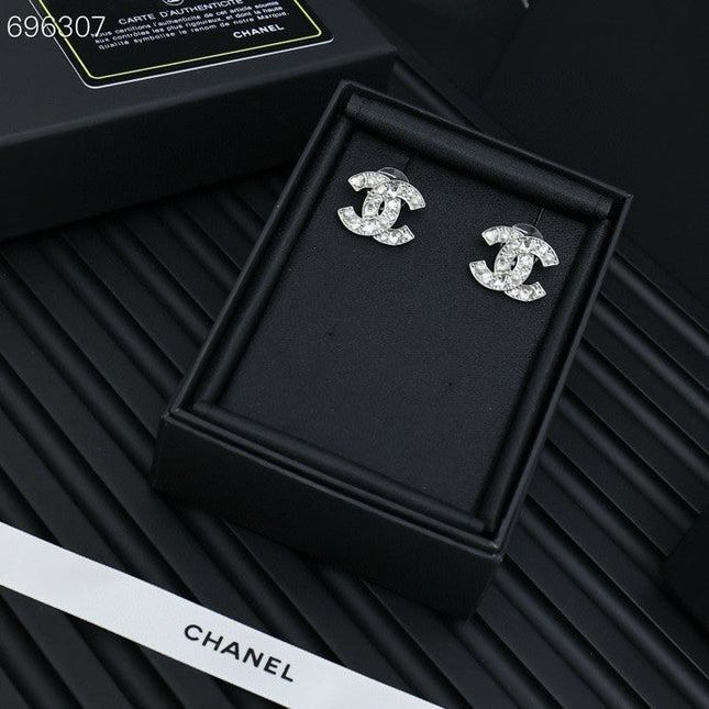 STUD EARRINGS IN SILVER METAL PEARLY WHITE AND CRYSTAL