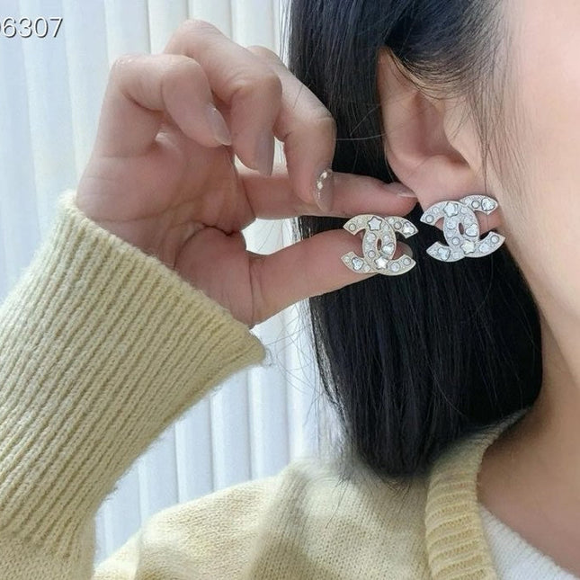 STUD EARRINGS IN SILVER METAL PEARLY WHITE AND CRYSTAL