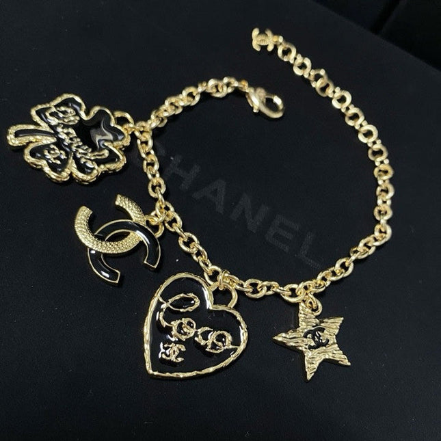 CC BRACELET IN GOLD PLATING CHAIN WITH MULTI CHARM