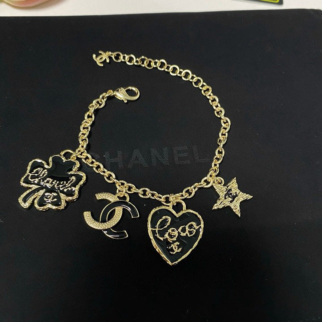 CC BRACELET IN GOLD PLATING CHAIN WITH MULTI CHARM