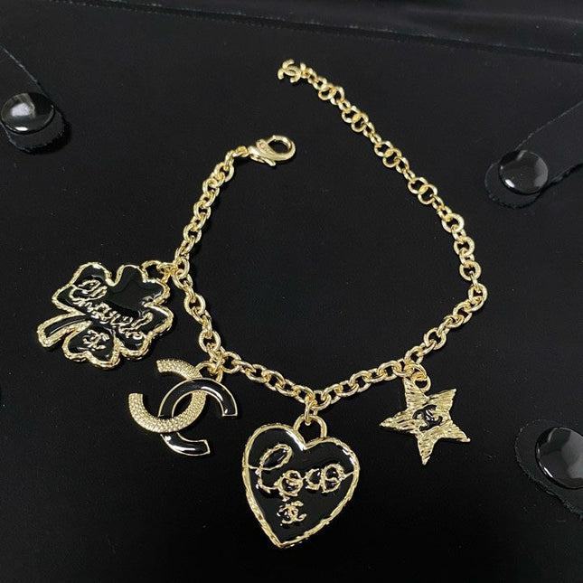 CC BRACELET IN GOLD PLATING CHAIN WITH MULTI CHARM