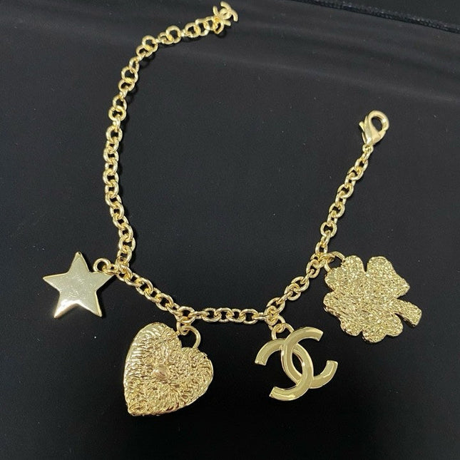 CC BRACELET IN GOLD PLATING CHAIN WITH MULTI CHARM